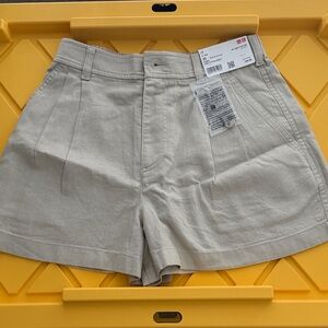 Uniqlo Light Beige High-Rise Pleated Shorts